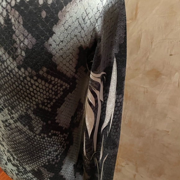 Bar link Zipper sweatshirt. Snake 🐍 print with Zebra 🦓 stripes. - Picture 4 of 11